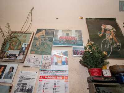 ...affiancati alle foto scattate con i suoi amici ciclisti, a ritagli di giornale e alle immagini dei suoi idoli: Moser e Pantani